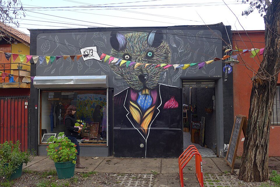 Fachada y paseo comercial de Barrio Italia en Santiago