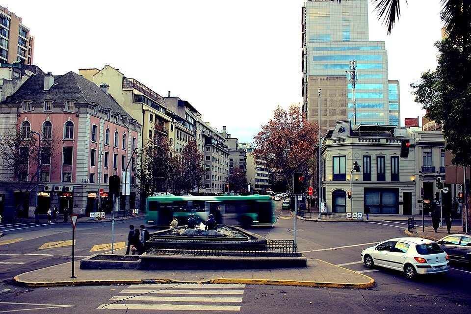 Calle del barrio Lastarria con fachadas y árboles