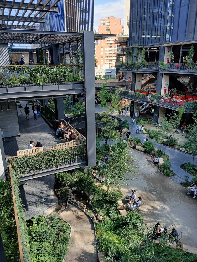 Patios exteriores y arquitectura de Mercado Urbano Tobalaba